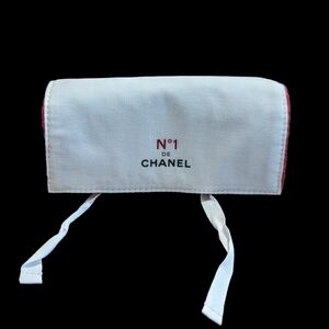 No 1 de Chanel make up bag